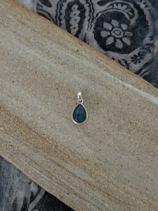 teardrop labradorite pendant
