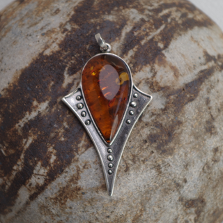 pointy amber pendant